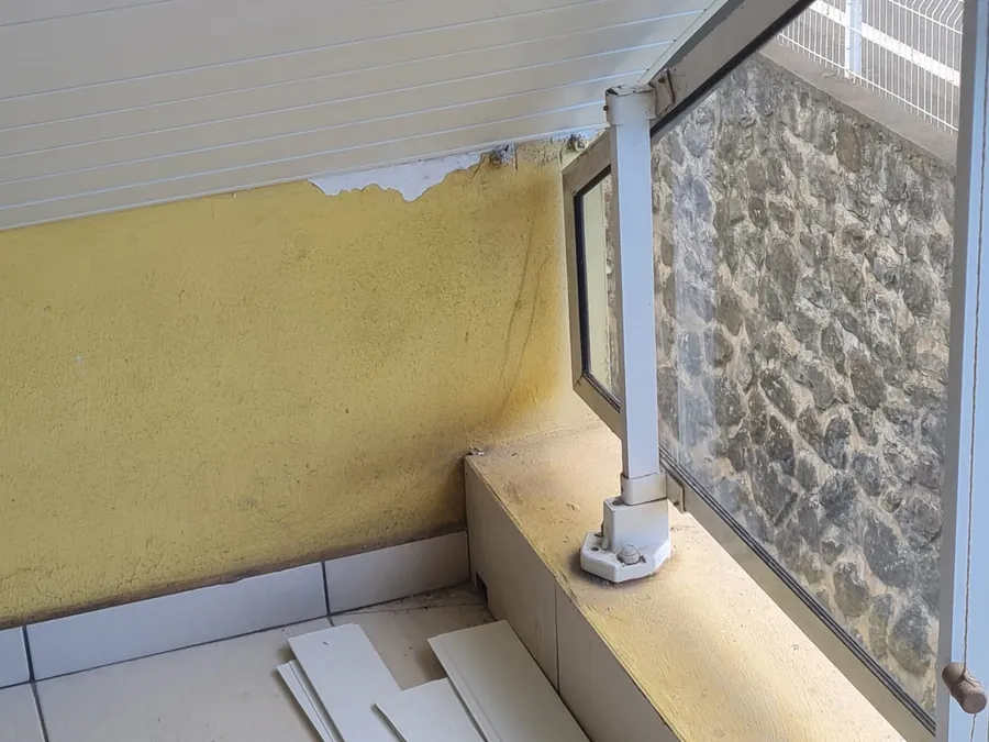 Les premières lames du faux plafond PVC posées, les autres encore au sol