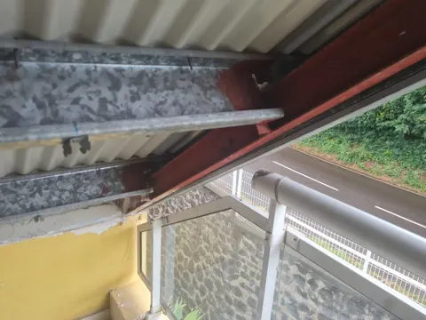 Structure métallique d'un faux plafond, lames retirées