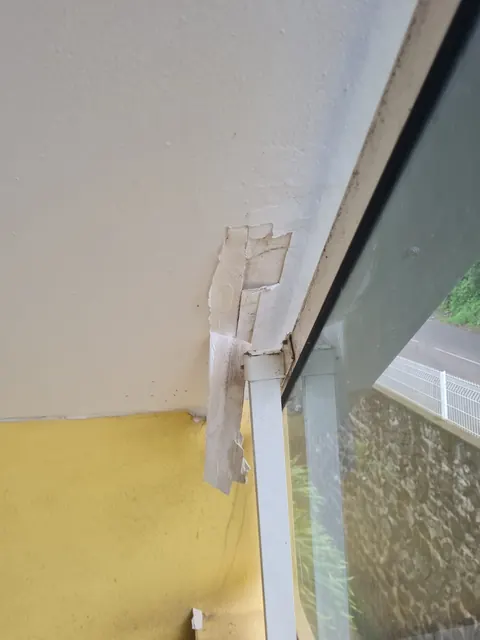 Lames de faux plafond PVC abîmées et déformées