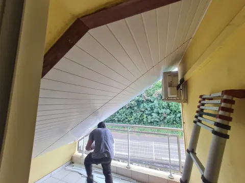 Faux plafond PVC blanc terminé, lames alignées